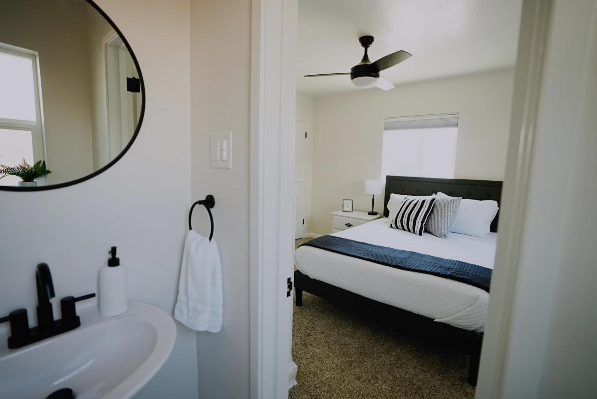 Centrally Located! Remodeled! Huge Backyard! The White House Albuquerque Dış mekan fotoğraf