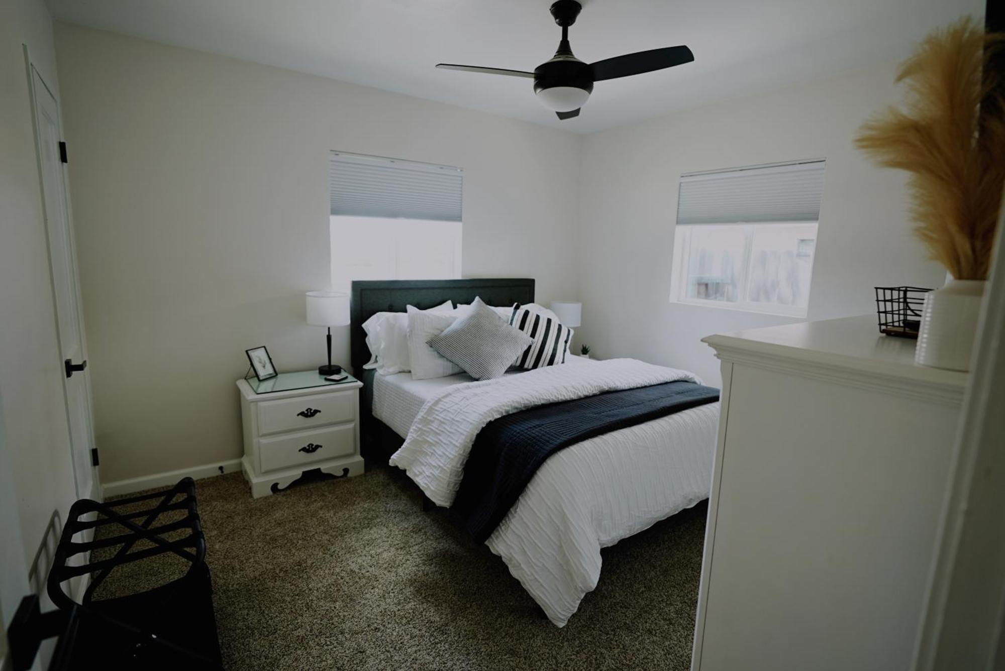 Centrally Located! Remodeled! Huge Backyard! The White House Albuquerque Dış mekan fotoğraf