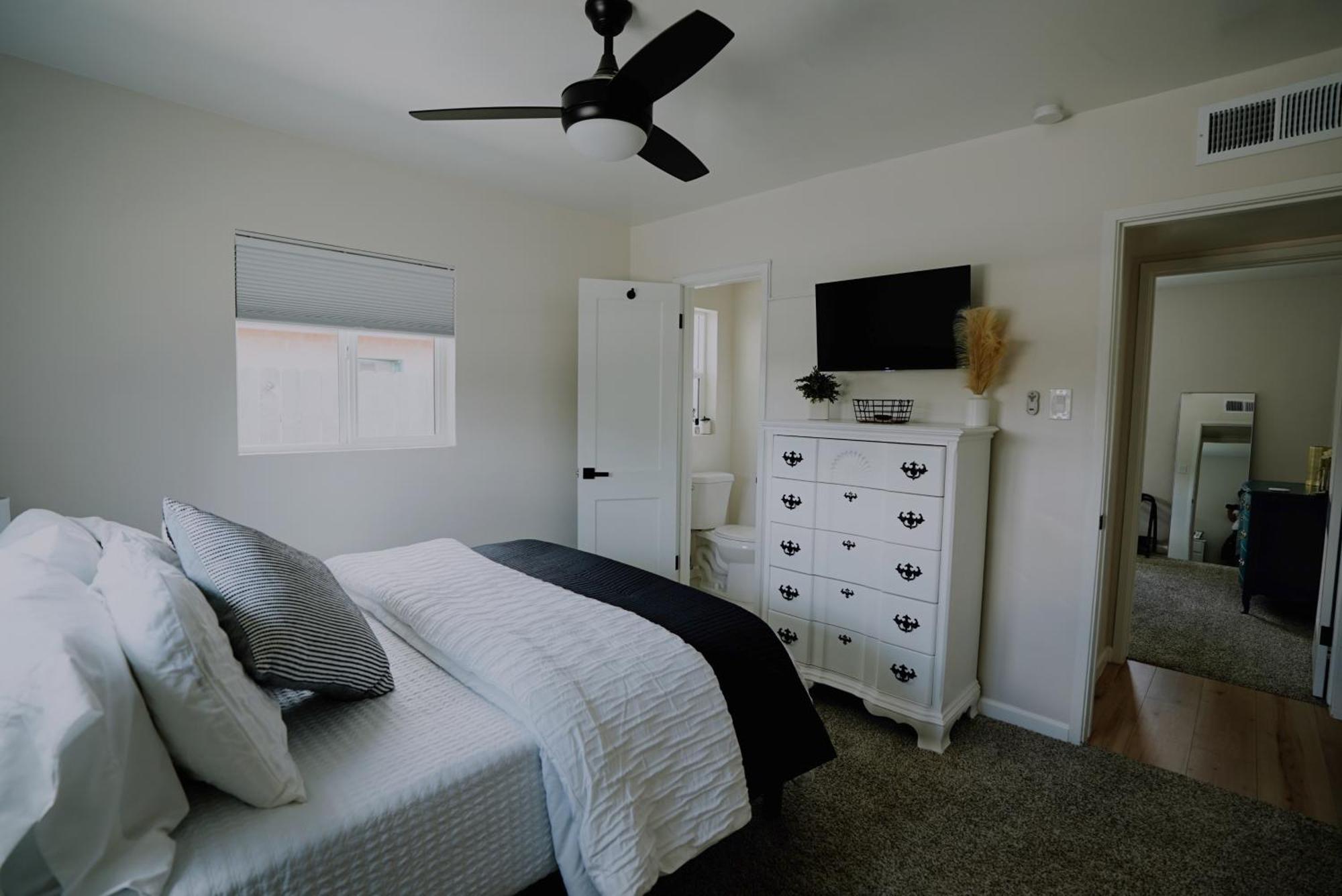 Centrally Located! Remodeled! Huge Backyard! The White House Albuquerque Dış mekan fotoğraf